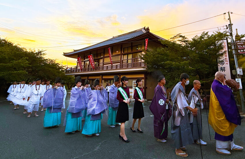 「帯解子安地蔵会式」の岩田帯練供養の様子